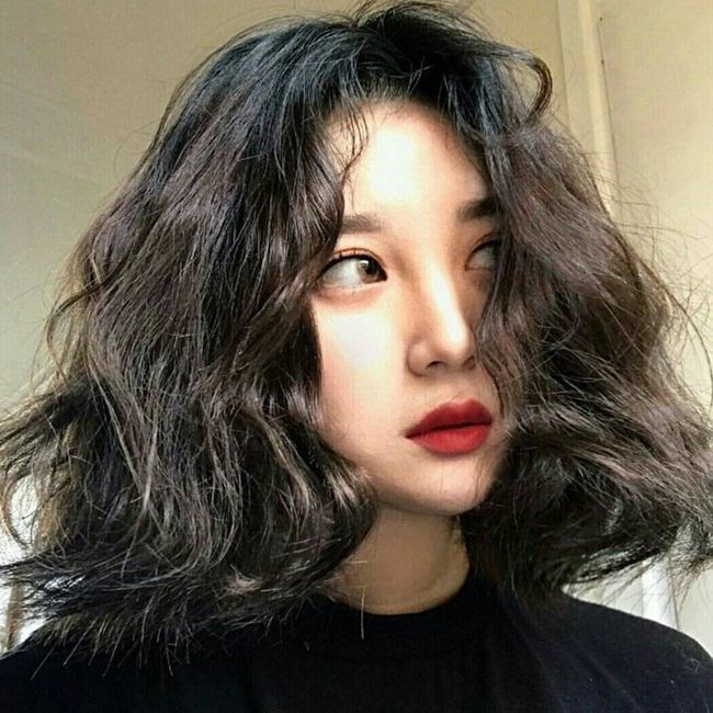 Tóc ngắn xoăn sóng nước là kiểu tóc vẫn đang 