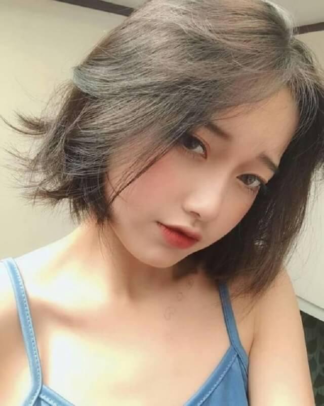 Tóc ngang vai rẽ ngôi giữa