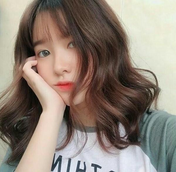 Tóc ngang vai uốn sóng nhẹ tạo nên sự nữ tính, nhẹ nhàng