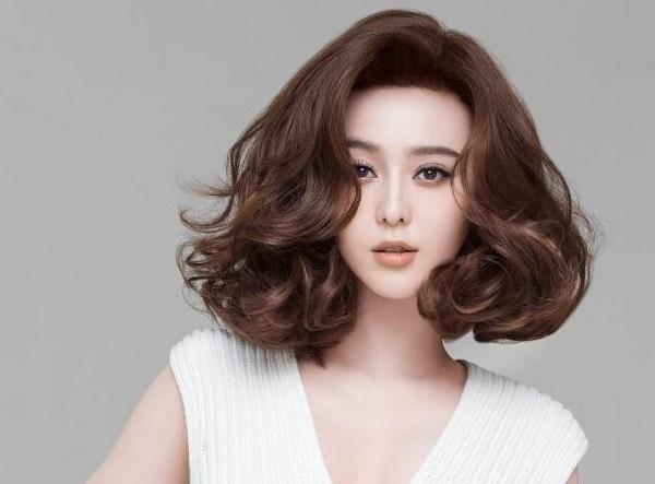 Tóc xoăn ngang vai trẻ trung, dễ thương