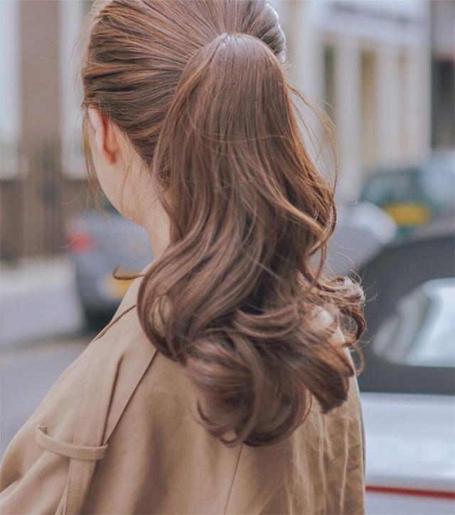 Một mái tóc bóng mượt, khoẻ khoắn sẽ là điểm cộng cho các nàng với người đối diện