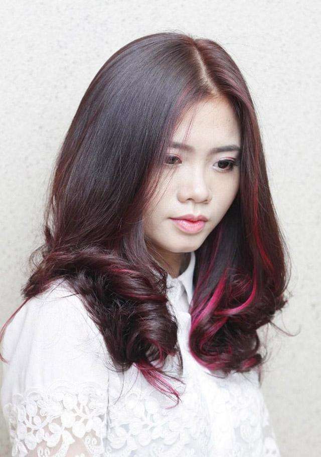 Tóc xoăn uốn đuôi rẽ ngôi