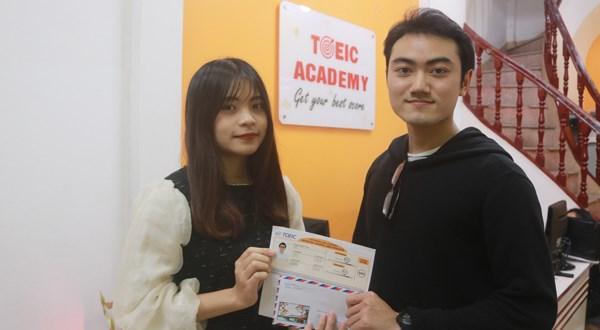 Trung tâm tặng quà và vinh danh những học viên đạt điểm cao