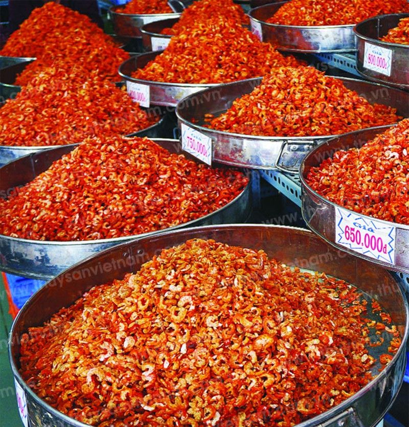 Tôm khô được bày bán ở chợ