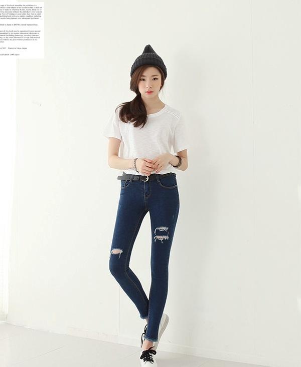 Mix áo thun trắng với quần jeans