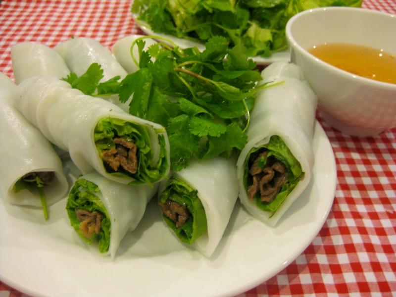 Phở cuốn﻿ là món ăn đơn giản từ thịt bò tái lăn, kết hợp cùng rau sống.