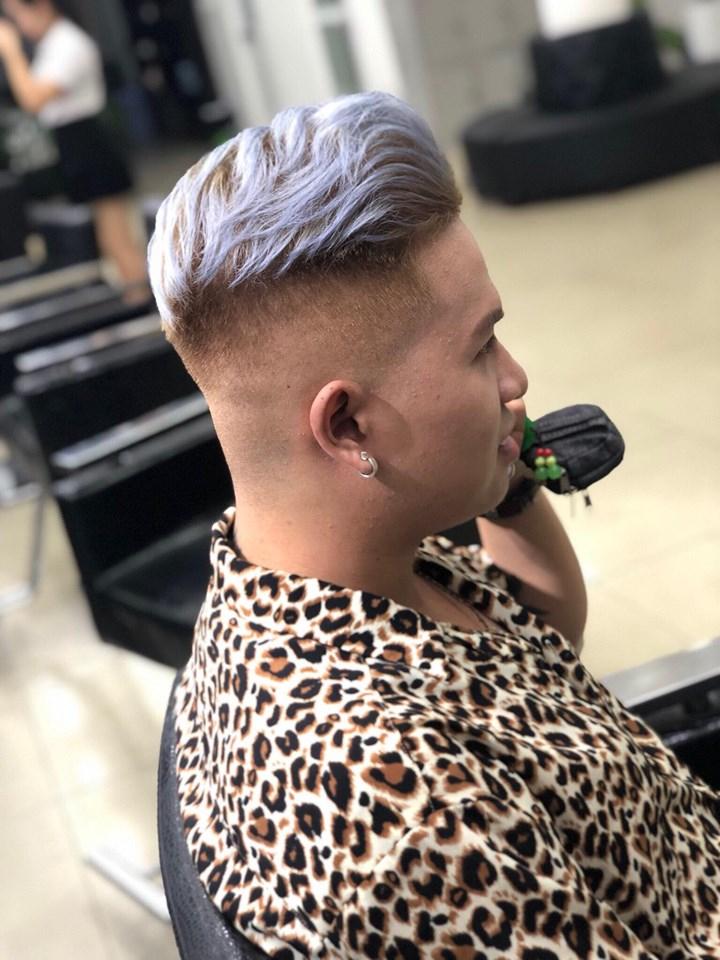 Pompadour là kiểu tóc nam có phần mái được hớt ngược về phía sau và có độ dài dài hơn phần tóc ở đỉnh và gáy, đồng thời hai bên gáy ngắn giống như kiểu tóc Undercut.