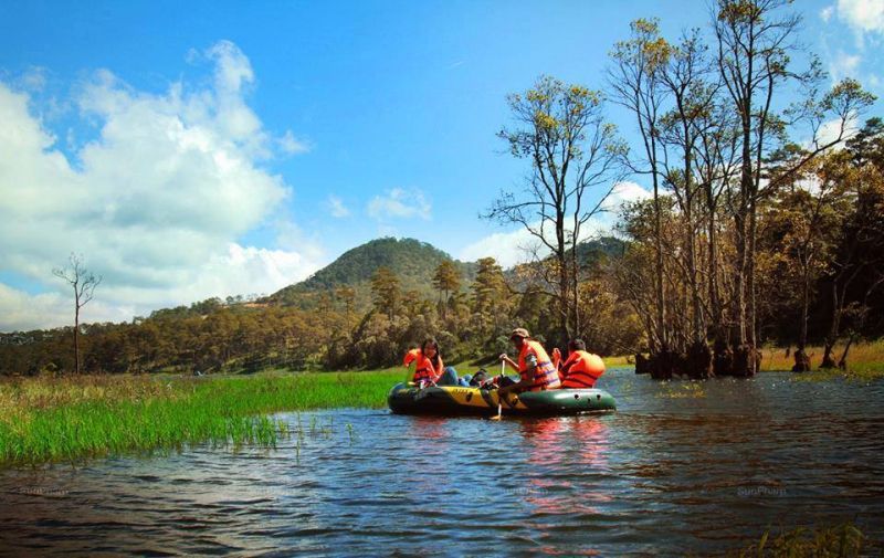 Tour chèo thuyền ngắm lá Phong trên hồ Tuyền Lâm - Đà Lạt