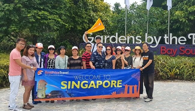 Đoàn khách của BestPrice Travel chụp tại Garden by the Bay