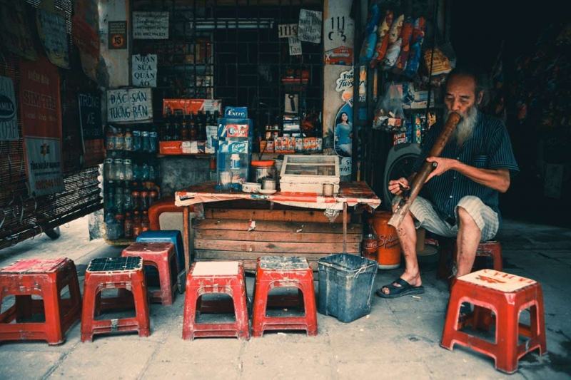 Quán trà đá chỉ cần một cái bàn, vài chiếc ghế, phích nước và ấm trà