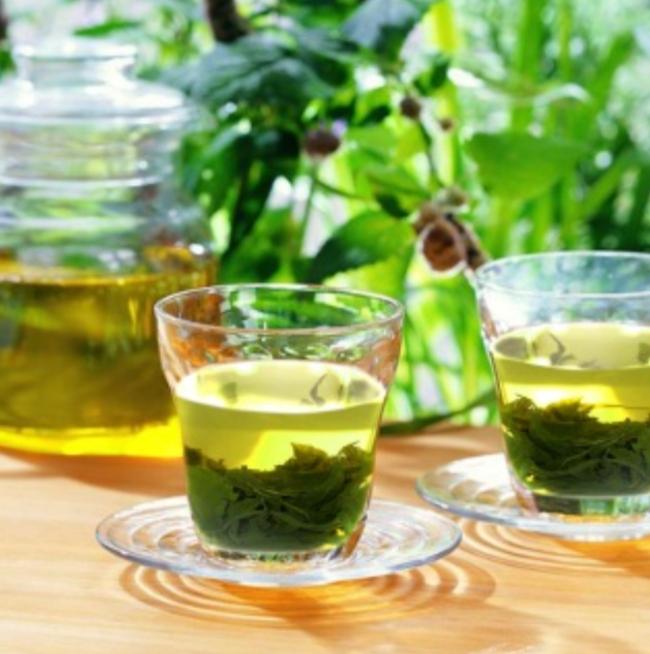 Trà xanh có tác dụng hỗ trợ chức năng gan, điều hòa hoạt động trong gan, giúp đào thải chất độc ra ngoài