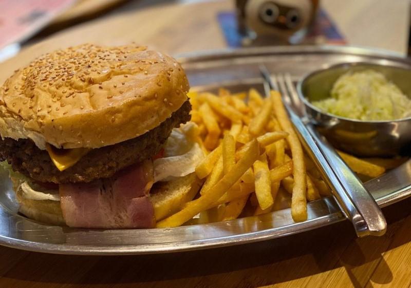 Tracy's Sport Pub And Burger