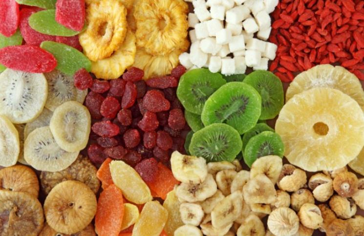Trái cây khô chứa nhiều chất béo bão hòa và calo giúp bạn tăng cân