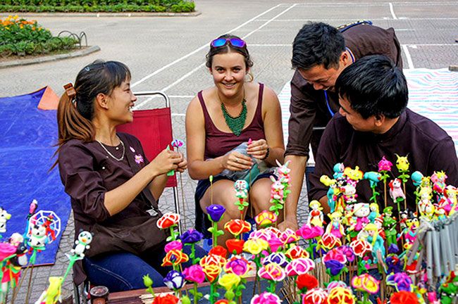 Du khách thích thú với việc nặn tò he