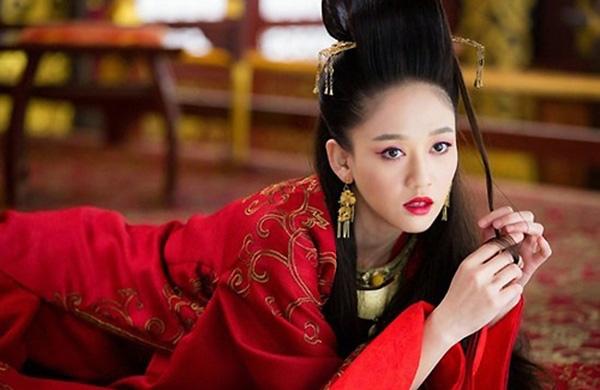 Trần Kiều Ân với vẻ đẹp sắc sảo
