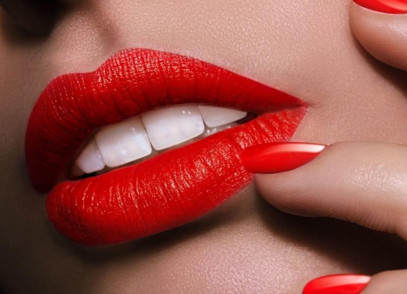 Khi trang điểm không nên hôn trẻ nhỏ