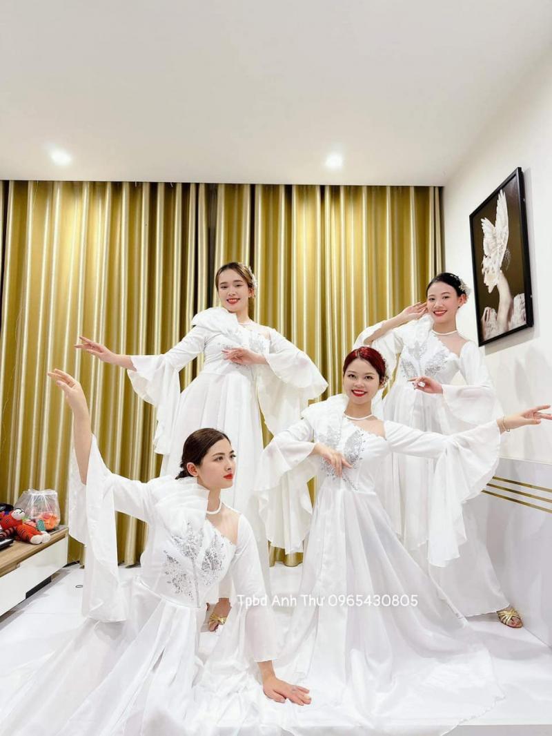 Trang phục biểu diễn Anh Thư