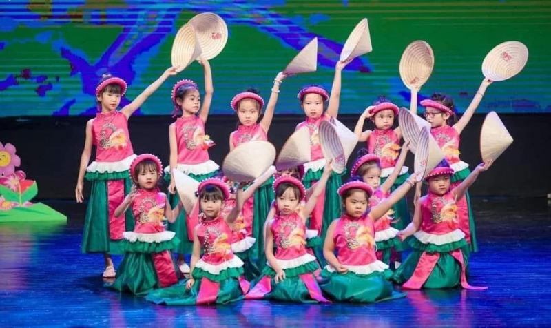 Trang phục biểu diễn Cẩm Tú