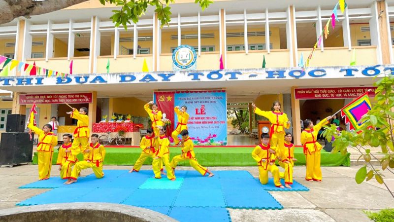 Trang phục biểu diễn Cẩm Tú