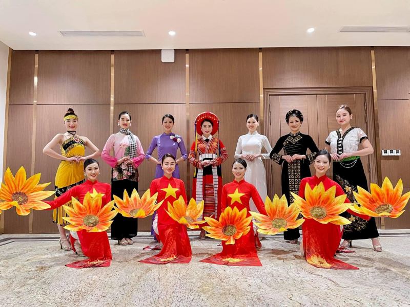 Trang phục biểu diễn Cao Tùng