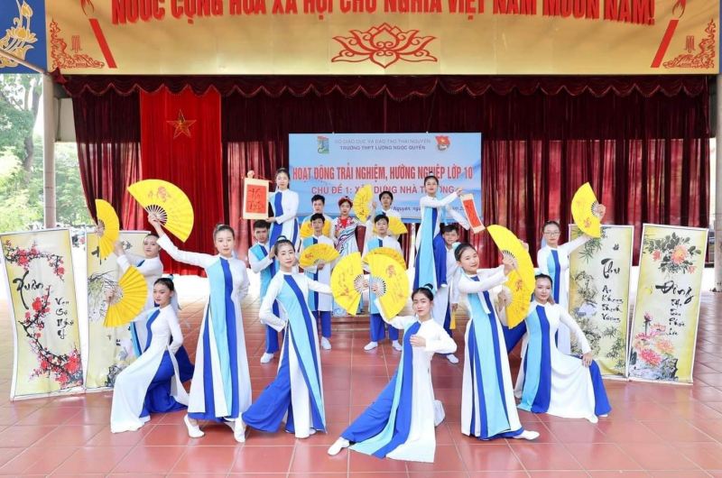 Trang phục biểu diễn Châu Quỳnh