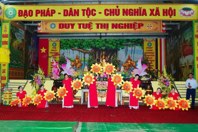 Trang phục biểu diễn Hoàng Hảo