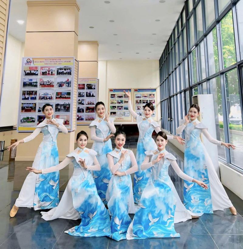Trang phục biểu diễn Hoàng Thơ