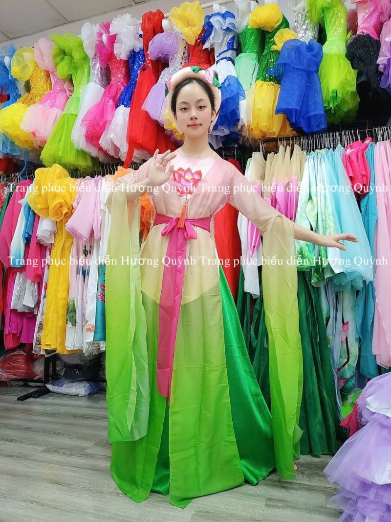 Trang phục biểu diễn Hương Quỳnh
