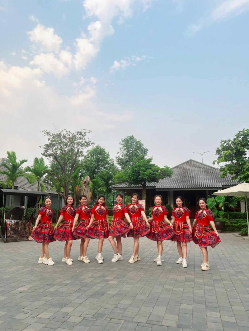 Trang phục biểu diễn Liên Vị