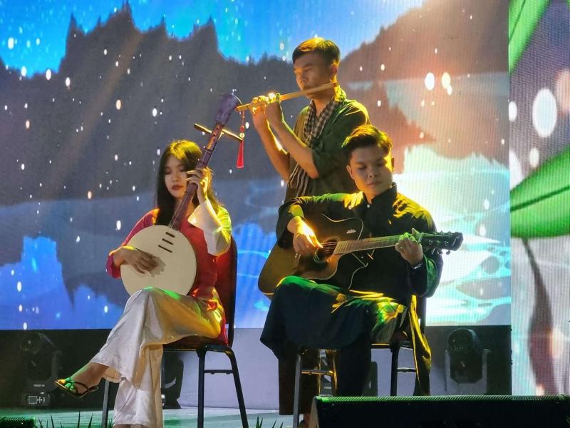 Trang phục biểu diễn Mỹ Liên