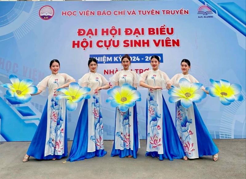 Trang phục biểu diễn Thuỷ Tiên
