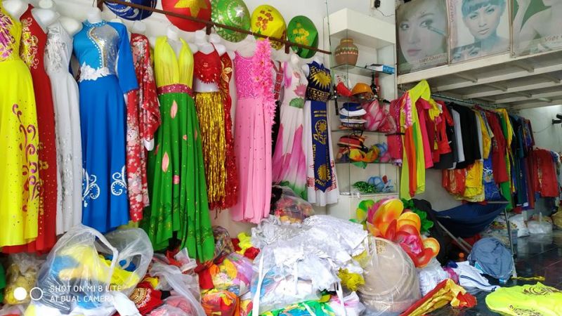 Trang phục biểu diễn Việt Quyên