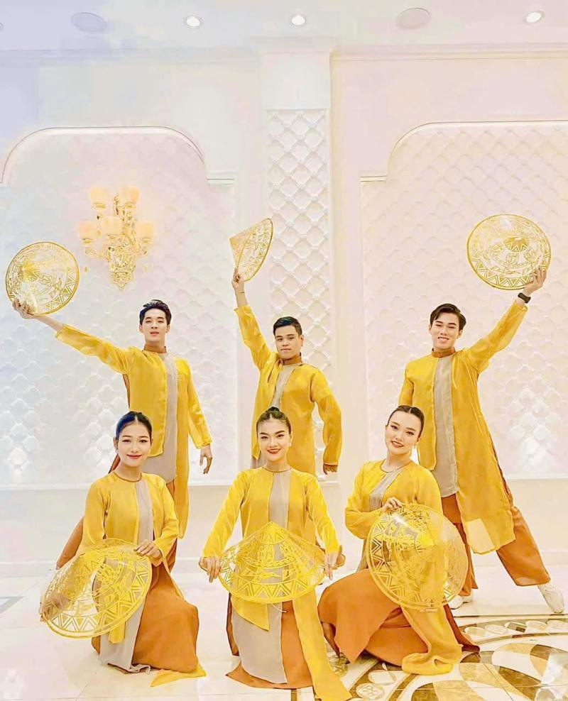 Trang phục biểu diễn Yến Lê - Quận 12