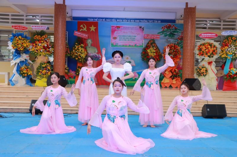Trang phục Hoa Mặt Trời