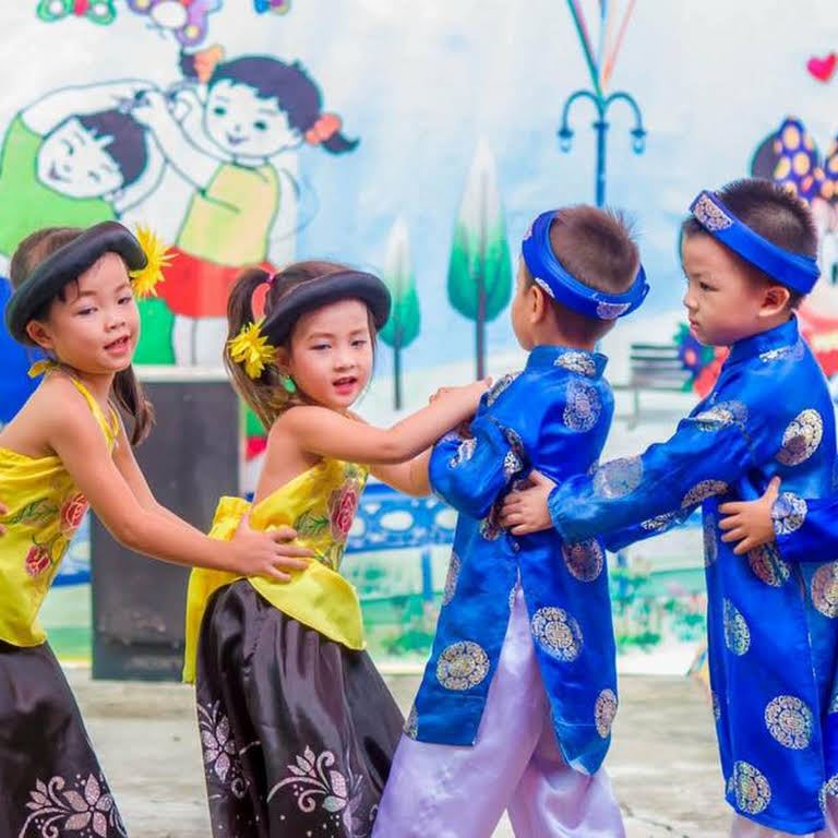 Trang Phục Văn Nghệ Vân Anh