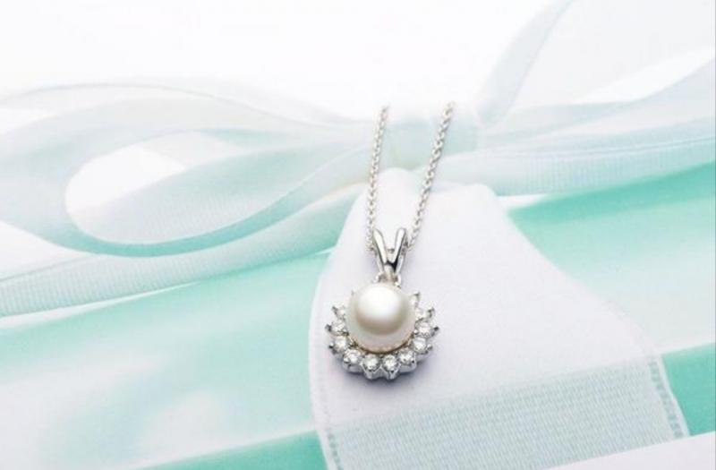 Tặng trang sức cho mẹ chắc chắn mẹ rất hài lòng đấy!