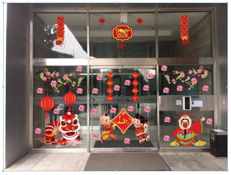 Cửa kính ngày Tết cũng được trang trí đa dạng