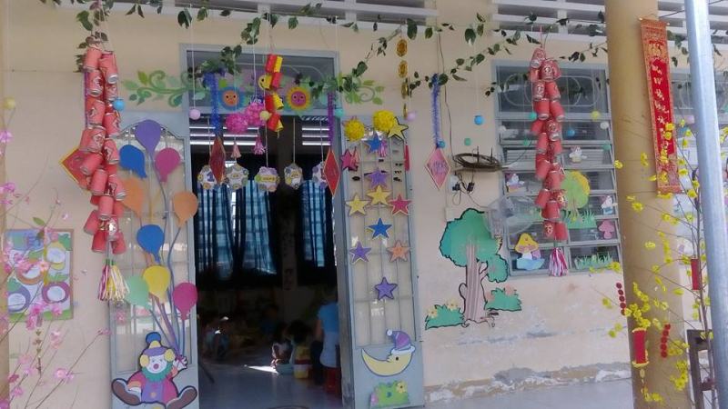 Trang trí cửa lớp những ngày lễ, tết bằng giấy thủ công