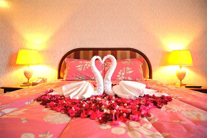 Trang trí phòng cưới với hoa tươi