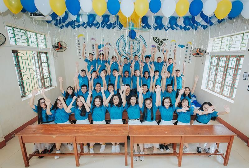 Trang trí phòng học chụp kỷ yếu dùng 2-3 màu chủ yếu