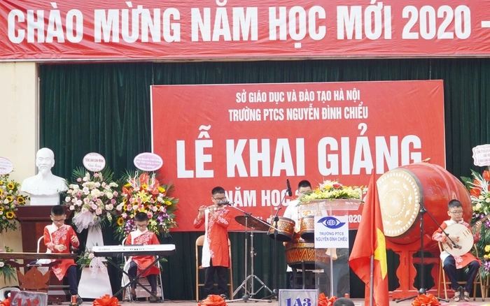 Trang trí sân khấu khai giảng với nhạc cụ