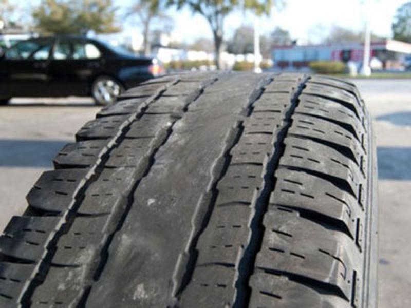 Tránh đi gần xe lốp lớn