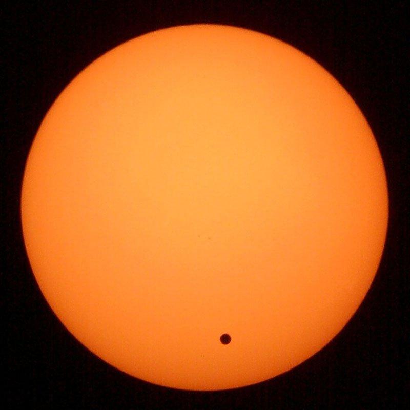 Transit of Venus là một hiện thiên văn xảy ra khi sao Kim di chuyển giữa trái đất và mặt trời