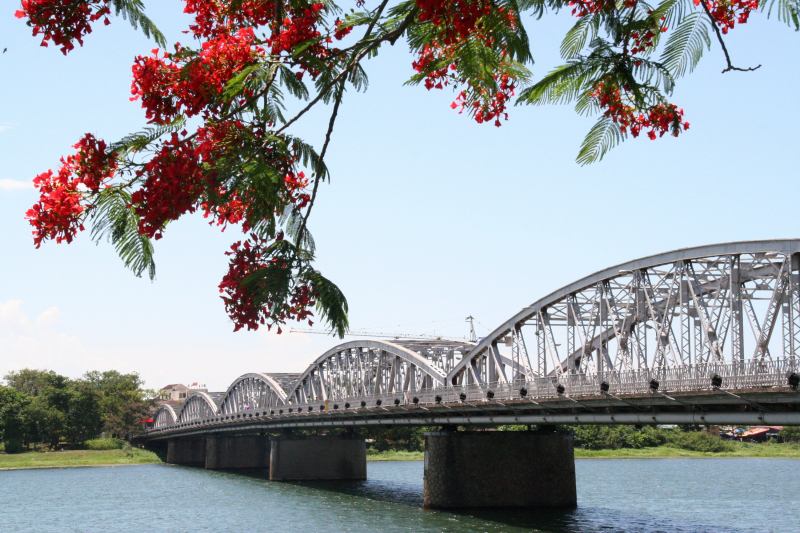 Trên cầu Tràng Tiền