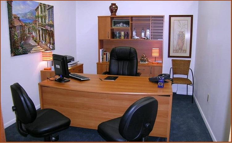 Treo tranh ở bàn làm việc phía đông