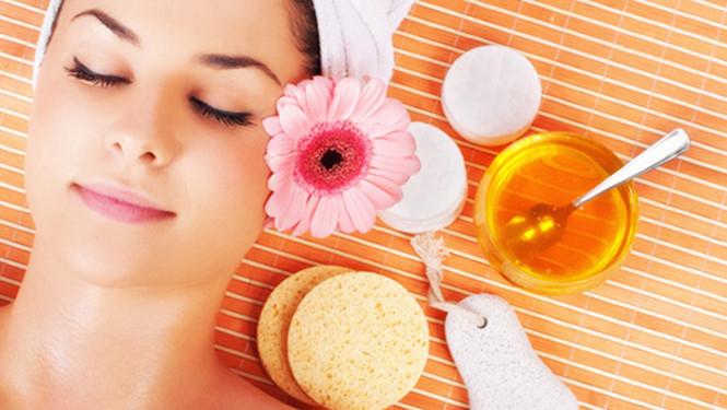 Đắp mật ong nguyên chất trị mụn ẩn hiệu quả