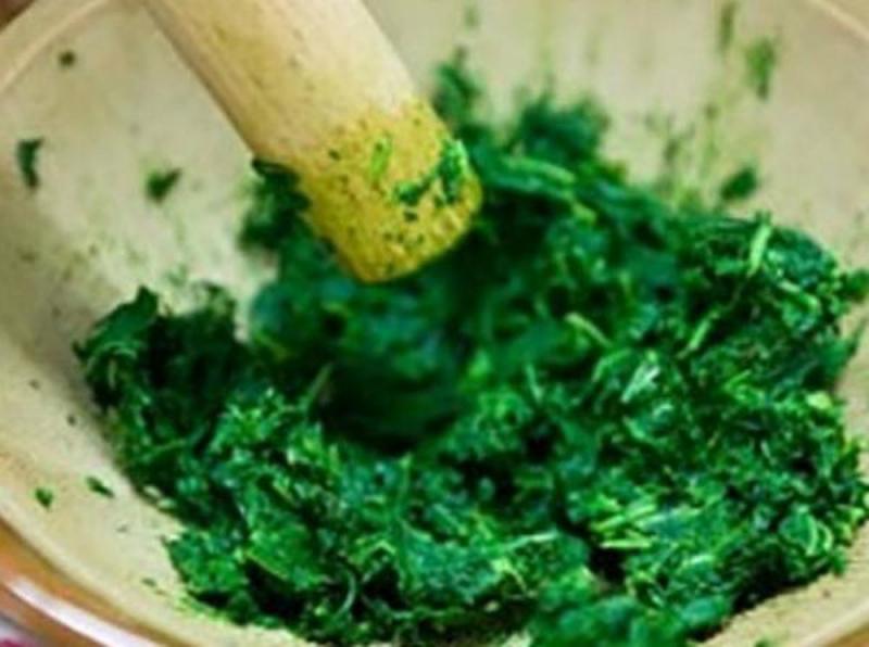 Dùng phần rau diếp cá đã giã nát hoặc nước ép diếp cá đắp lên mặt