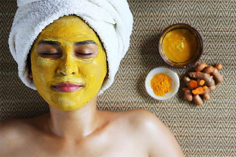 Bột nghệ và mật ong có thể dùng để điều trị mụn nhọt và giảm mụn đầu đen