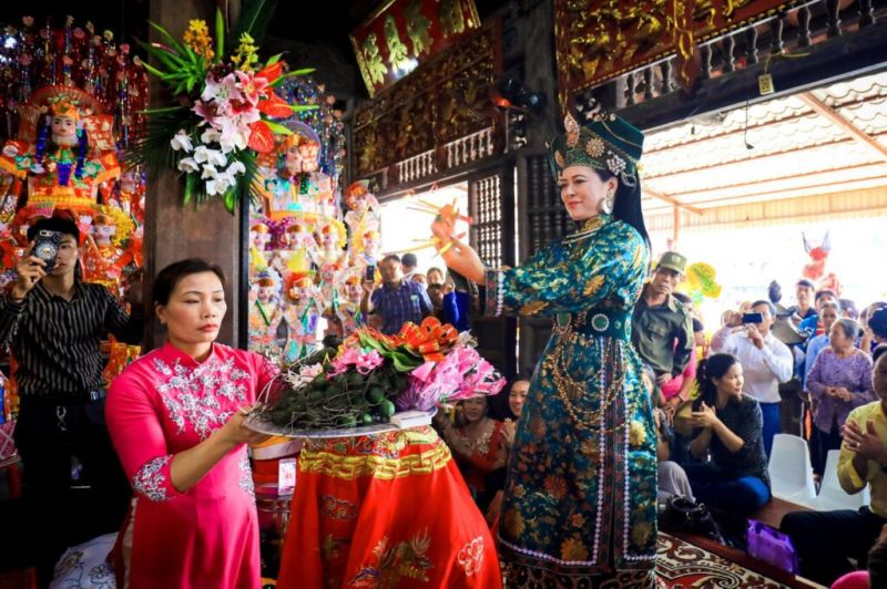 Lễ mở phủ còn được gọi là lễ trình đồng sau khi làm lễ thì người có đồng mới chính thức là 1 con đồng tứ phủ. Tức là được cận kề cửa Thánh, hay nói cách khác là.... làm con nhà Thánh