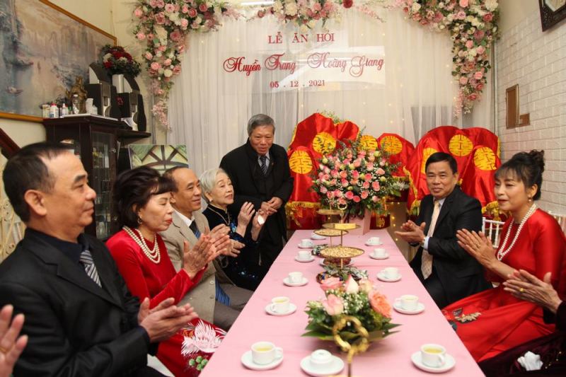 Trình tự nghi lễ đám hỏi: Giới thiệu thân tộc 2 bên trong lễ ăn hỏi